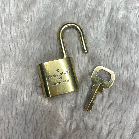 LV Lock and Key #320 - Picture 5 of 5